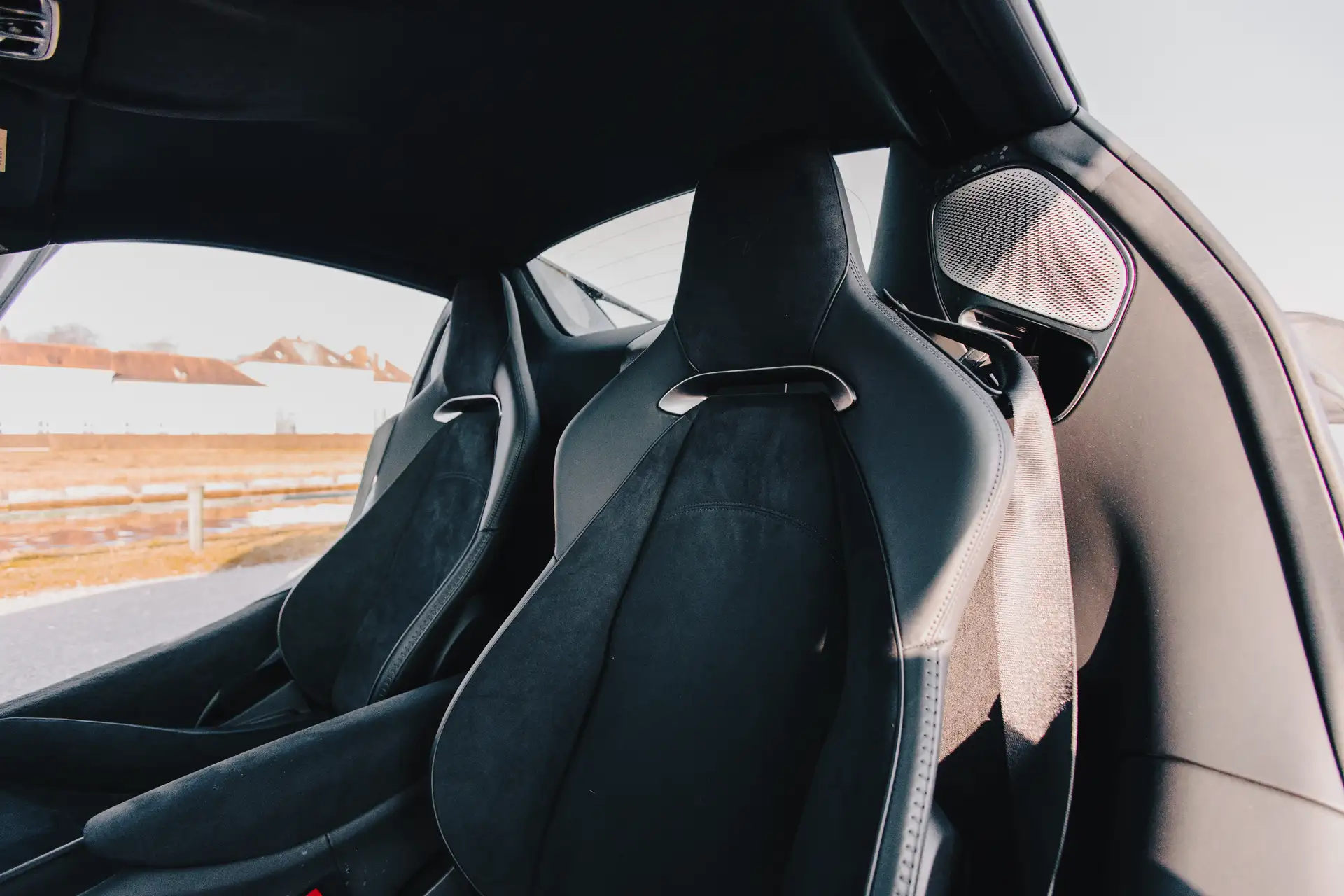 Innenraum von dem McLaren Atura Spider mit vor einem historischen Schlossgebäude